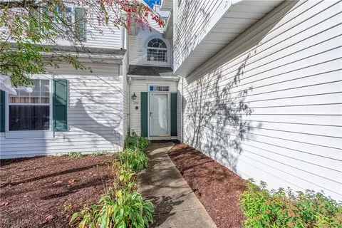 274 Vista Cir, North Olmsted, OH 44070