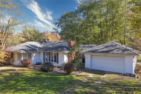 102 Leaview Ln, Chagrin Falls, OH 44022