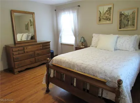 Bedroom - 4805 Maple Hill Dr, Seven Hills, OH 44131 photo 2 of 5