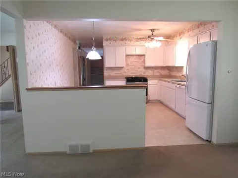Kitchen - 4805 Maple Hill Dr, Seven Hills, OH 44131 photo 4 of 4