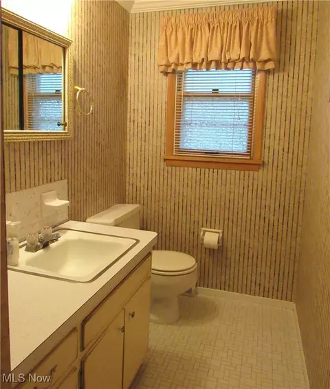 Bath - 4805 Maple Hill Dr, Seven Hills, OH 44131 photo 1 of 4