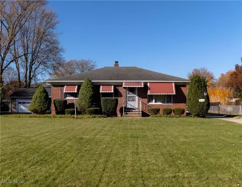 6560 Mackenzie Rd, North Olmsted, OH 44070