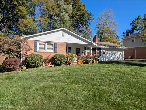 732 Forest Ridge Dr, Youngstown, OH 44512