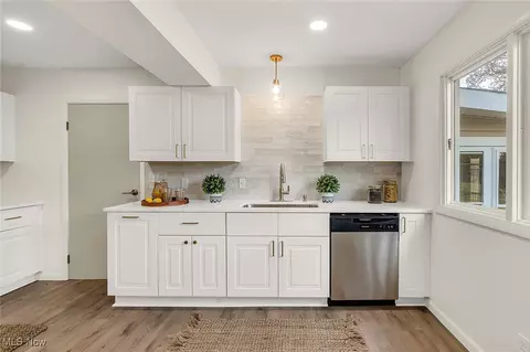 Kitchen - 7692 W Parkside Dr, Boardman, OH 44512 photo 4 of 6