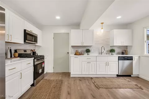 Kitchen - 7692 W Parkside Dr, Boardman, OH 44512 photo 3 of 6