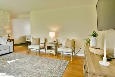 Living - 940 Edenridge Dr, Boardman, OH 44512 photo 1 of 5