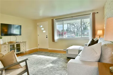 Living - 940 Edenridge Dr, Boardman, OH 44512 photo 4 of 5