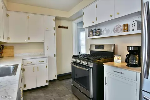 Kitchen - 940 Edenridge Dr, Boardman, OH 44512 photo 3 of 6