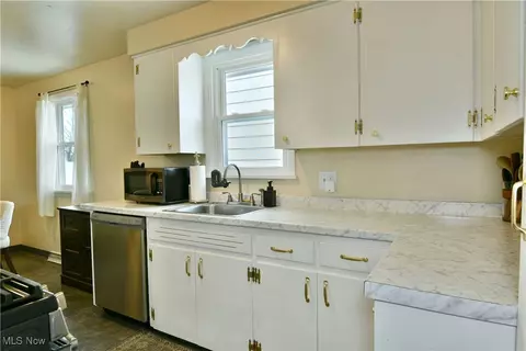 Kitchen - 940 Edenridge Dr, Boardman, OH 44512 photo 4 of 6