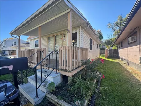 244 13th St, Elyria, OH 44035 photo 2