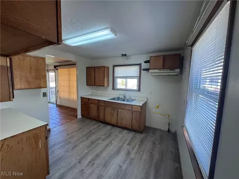 244 13th St, Elyria, OH 44035 photo 4