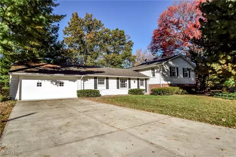 6145 Hemingway Rd, Mayfield Village, OH 44143