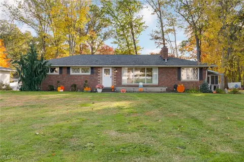 2084 Hazel St NE, Hartville, OH 44632