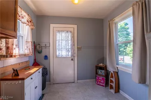 Entry Way - 3007 E Waterloo Rd, Akron, OH 44312 photo 1 of 2