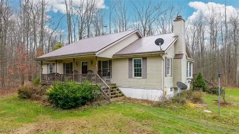 4902 Leslie Rd, Rock Creek, OH 44084