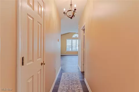 Entry Way - 5645 Clingan Rd #23B, Struthers, OH 44471 photo 5 of 6