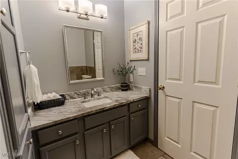 Bath - 5645 Clingan Rd #23B, Struthers, OH 44471 photo 3 of 3