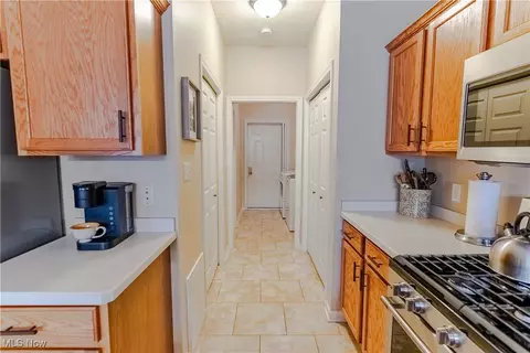 Entry Way - 5645 Clingan Rd #23B, Struthers, OH 44471 photo 1 of 6