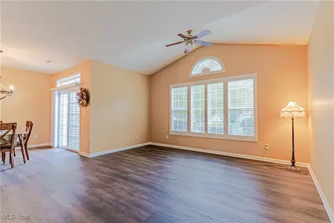 Living - 5645 Clingan Rd #23B, Struthers, OH 44471 photo 2 of 3