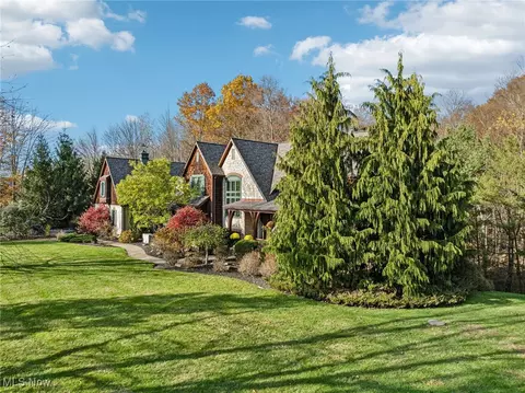 Exterior - 190 Mill Run, Aurora, OH 44202 photo 5 of 10