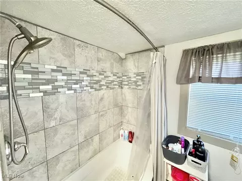 Bath - 1693 Elfleda St, Lorain, OH 44055 photo 1 of 3