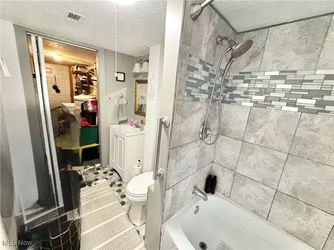 Bath - 1693 Elfleda St, Lorain, OH 44055 photo 2 of 3