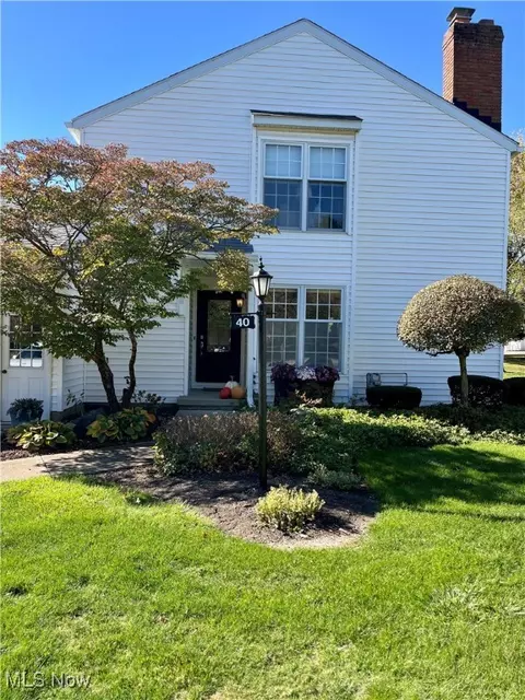 40 Oakwood Dr, Westfield Center, OH 44251