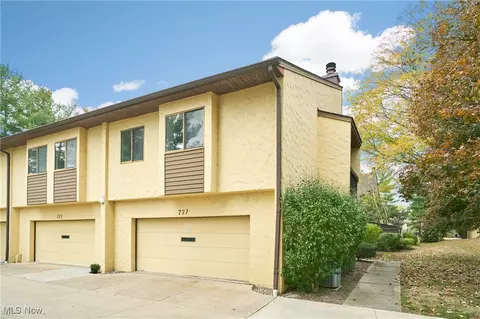 727 Hampton Ridge Dr, Akron, OH 44313