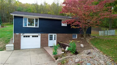 2686 Crestview Dr NW, Dover, OH 44622