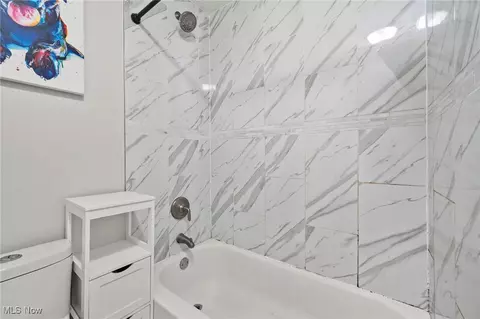 Bath - 650 E Dartmoor Ave, Seven Hills, OH 44131 photo 1 of 4