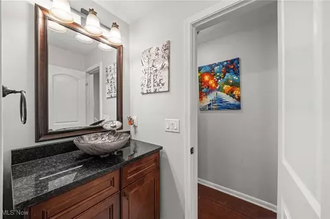 Bath - 650 E Dartmoor Ave, Seven Hills, OH 44131 photo 3 of 4