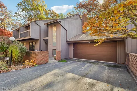 934 Canyon View Rd, Sagamore Hills, OH 44067
