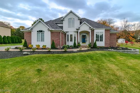 8066 Pinehurst Dr, Kirtland, OH 44094