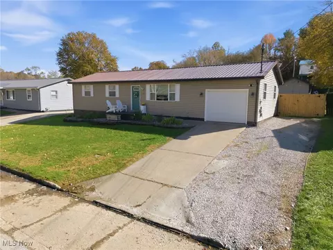 272 Locust Dr, Mineral Wells, WV 26150