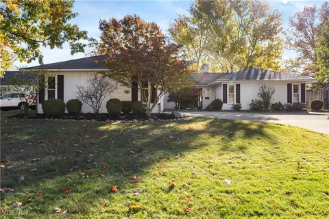 455 Woodridge Cir, Berea, OH 44017