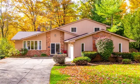 32760 Ledge Hill Dr, Solon, OH 44139