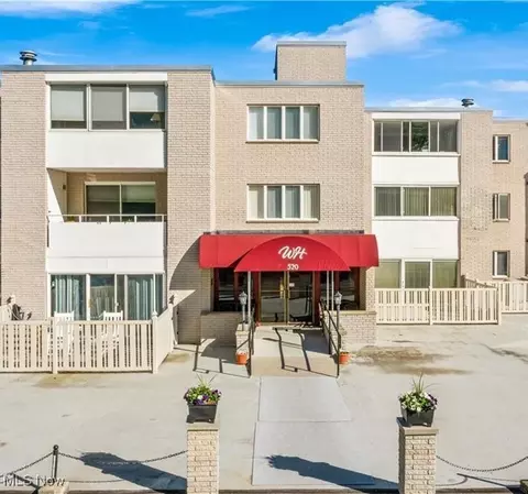 520 Meredith Ln #309, Cuyahoga Falls, OH 44223