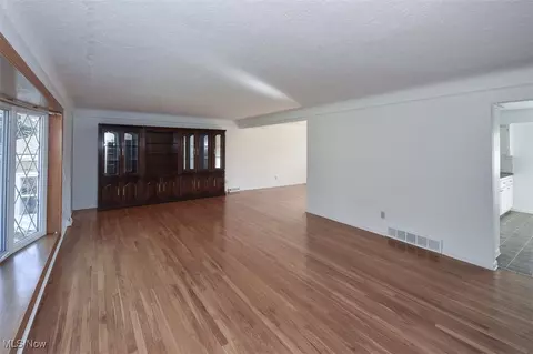 317 Park Dr, Brooklyn Heights, OH 44131 photo 9