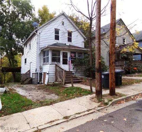 592 Sharon St, Akron, OH 44314