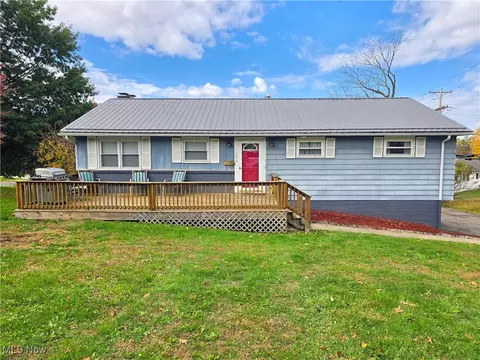 1693 Bayberry Ln, Coshocton, OH 43812