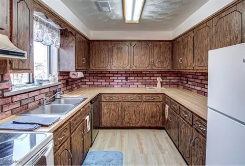 Kitchen - 1819 Gloucester Dr, Lorain, OH 44053 photo 1 of 3