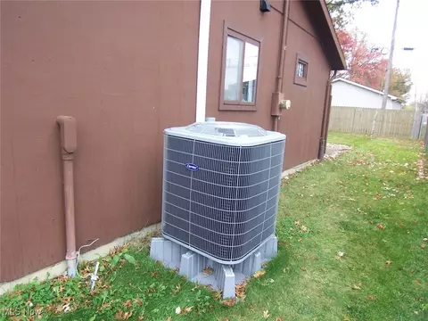 Exterior - 1819 Gloucester Dr, Lorain, OH 44053 photo 7 of 7