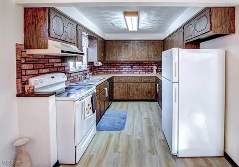 Kitchen - 1819 Gloucester Dr, Lorain, OH 44053 photo 2 of 3