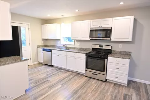 488 E 326th St, Willowick, OH 44095 photo 6