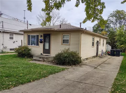 1193 Easton Dr, Akron, OH 44310 photo 2