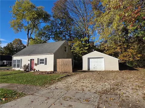 2100 Delmore St, Cuyahoga Falls, OH 44221