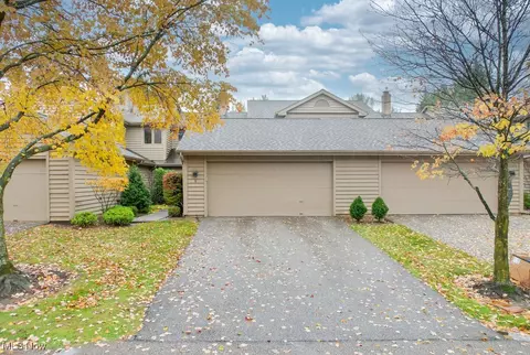18 Dorset Ct, Beachwood, OH 44122