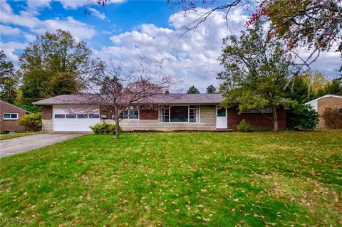 221 Briar Ave NE, North Canton, OH 44720