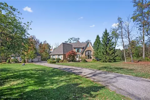 10020 Locust Grove Dr, Chardon, OH 44024