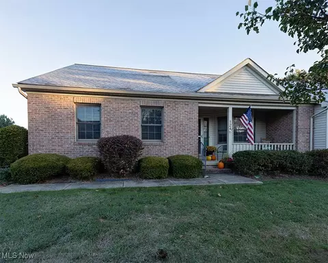 124 Oakley Green Dr, Elyria, OH 44035